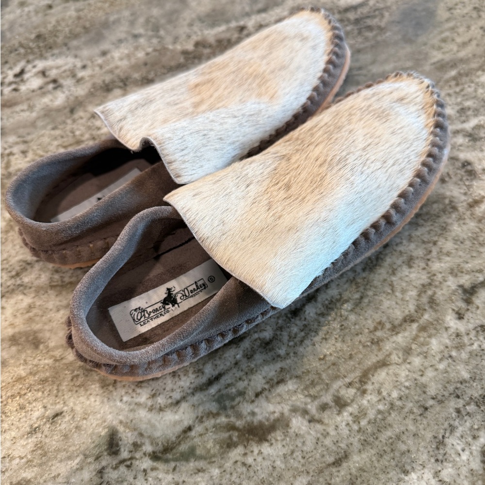 Stylish Women's Moccasins in Cream and Gray